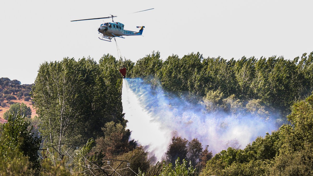 Hasta once medios, incluyendo dos helicópteros, logran controlar en apenas una hora las llamas originadas en la comarca de Ciudad Rodrigo