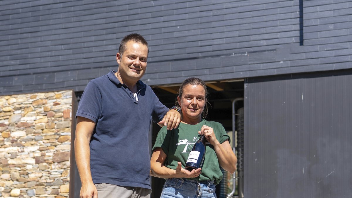 José Antonio García y Julia Peña, un sólido tándem berciano a la puerta de su bodega en Valtuille de Abajo.