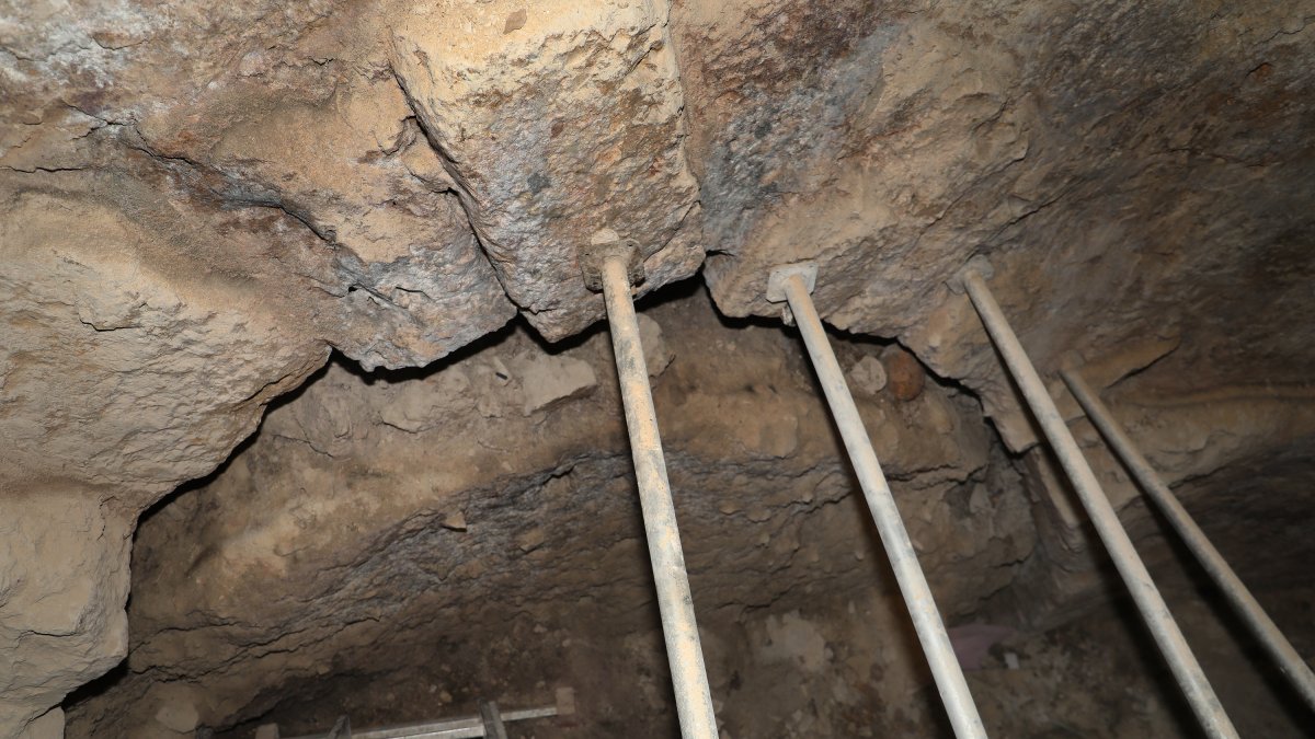 Las obras en la capilla de San Isidro o de San Jerónimo han permitido desenterrar una gran bóveda anterior a la catedral románica,con multitud de restos oseos, situada a la misma profundidad que la de San Antolín, que podría datar de la época visigótica o prerrománica