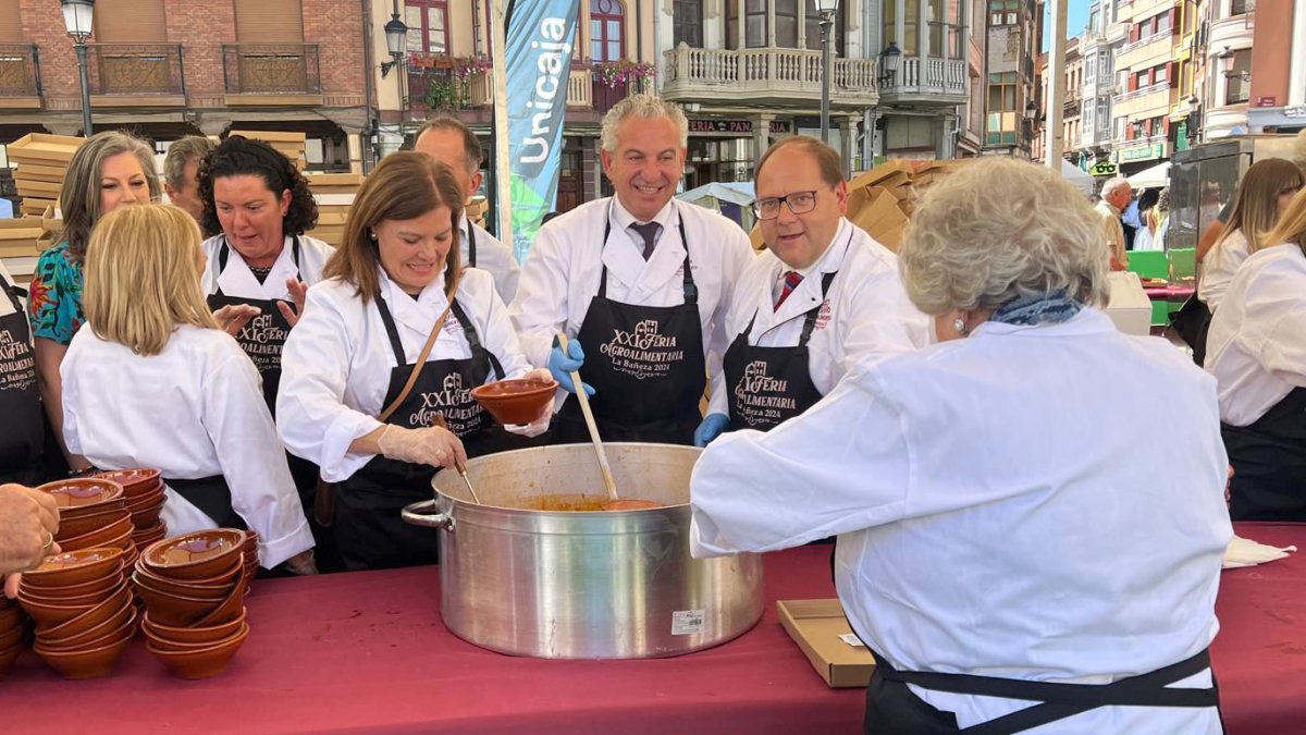 El delegado del Gobierno en Castilla y León, Nicanor Sen, participa en la XXI Feria Agroalimentaria y Alubiada de La Bañeza (León)