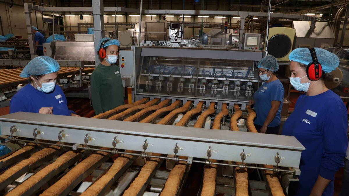 Personas trabajando en Gullón