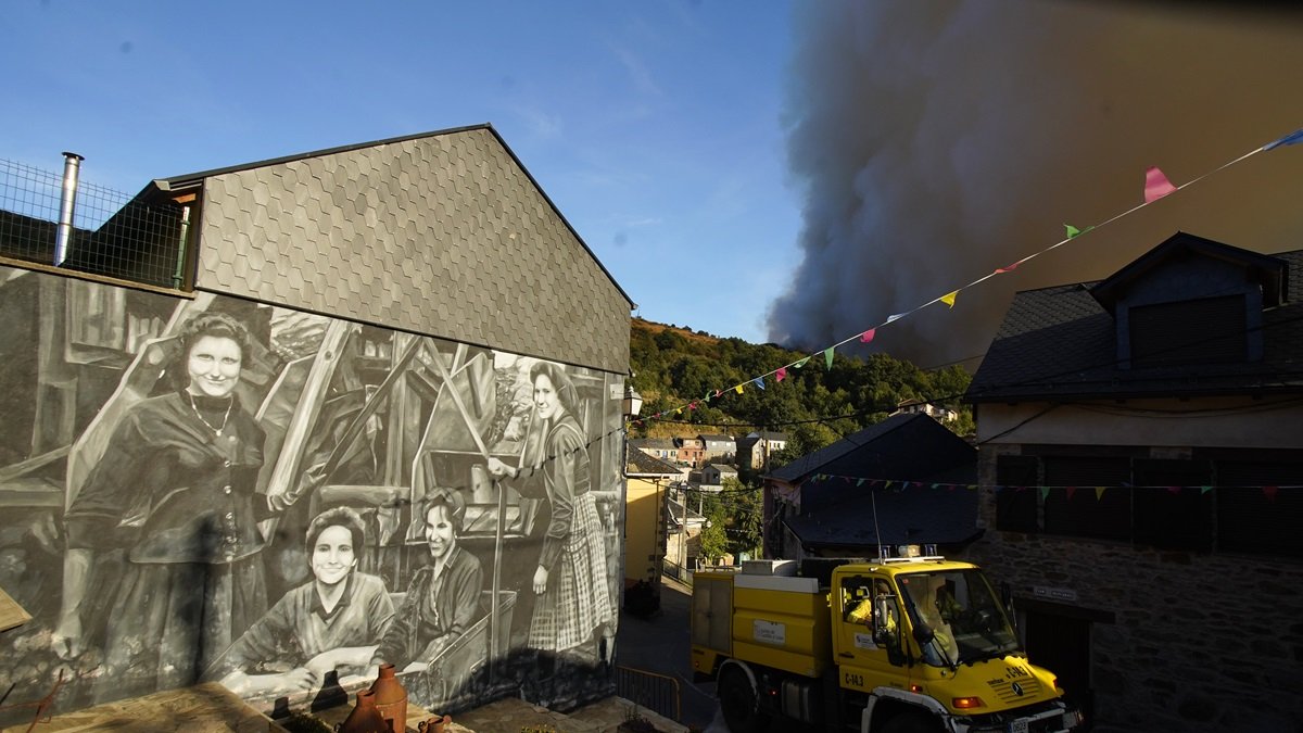 Incendio entre las localidades de Brañuelas y Tremor de Abajo (León).