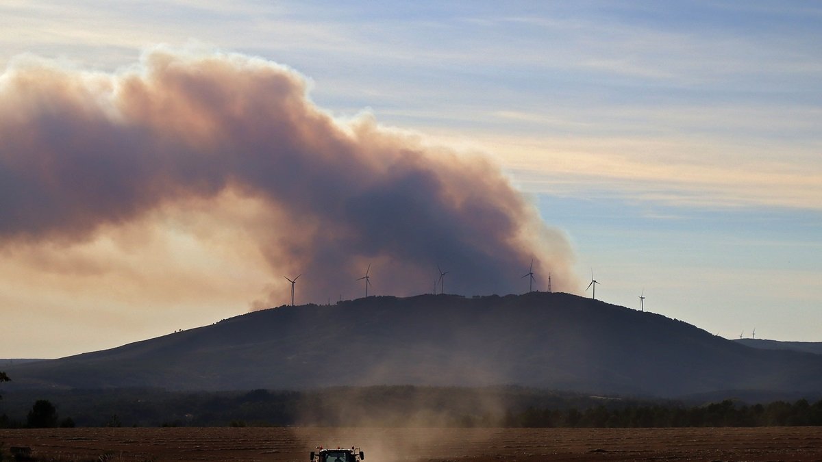 El incendio de Brañuelas, visto desde la Cepeda (León).