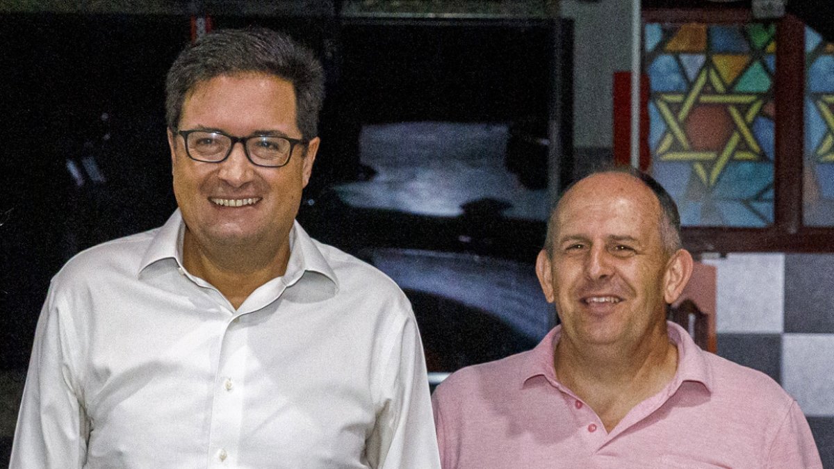 El ministro de Transformación Digital y Función Pública, Óscar López; junto al secretario general del PSOE de Segovia, José Luis Aceves