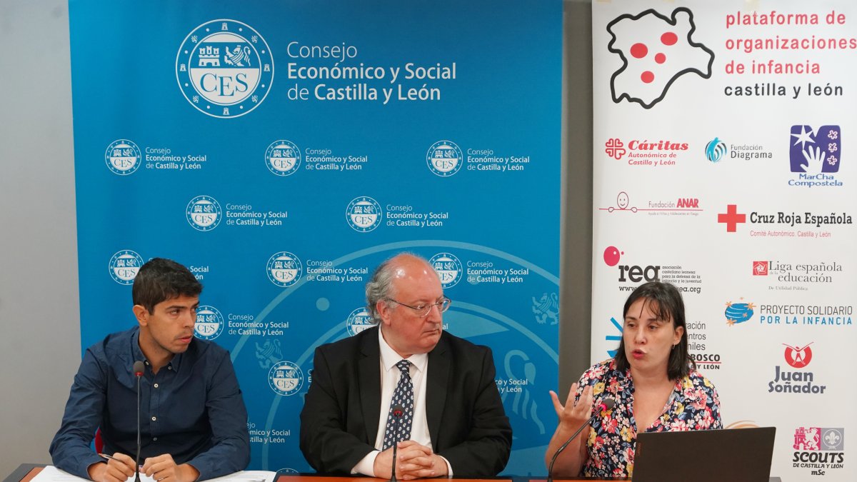 El presidente de la Plataforma de Organizaciones de la Infancia de Castilla y León, Hugo Abel Díez, el presidente del Consejo Económico y Social de Castilla y León, Enrique Cabero, y la la técnica de pobreza infantil de la Plataforma de Organizaciones de la Infancia en España, Débora Quiroga.