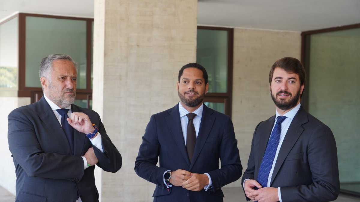 El secretario general de Vox, Ignacio Garriga, en el centro, junto al presidente de las Cortes, Carlos Pollán, y el portavoz parlamentario Juan García-Gallardo.