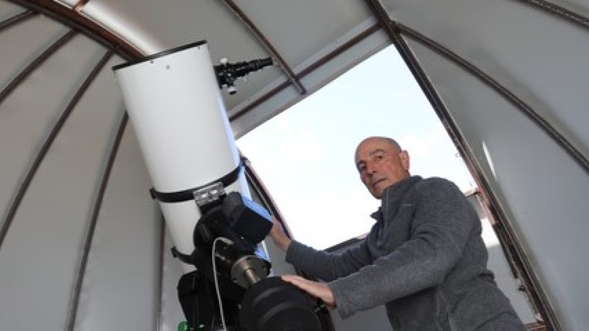 Javier Terceño en las instalaciones de su observatorio astronómico instalado en la localidad palentina de Marcilla de Campos