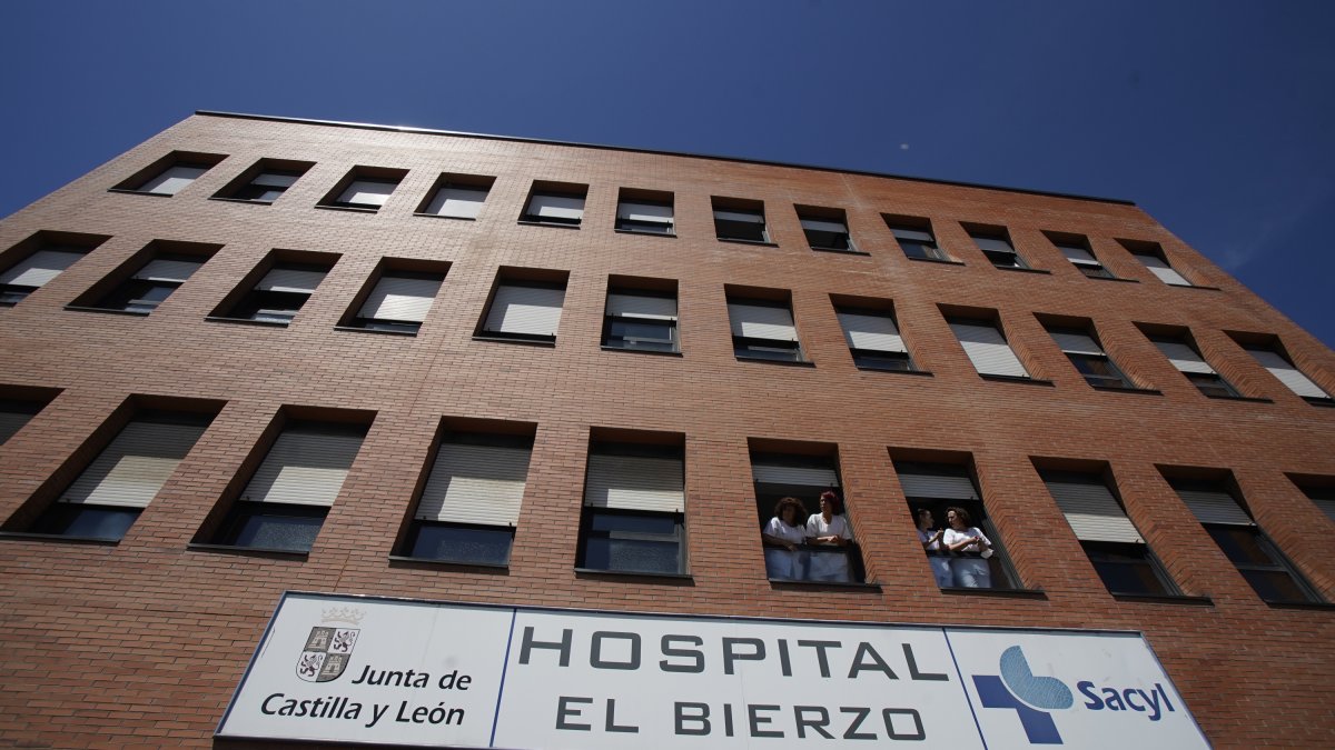 Fachada del hospital del Bierzo que presenta déficit de facultativos en varios servicios.