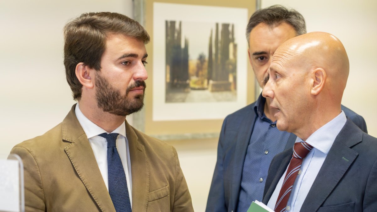 Juan García-Gallardo, David Hierro y Carlos Menéndez en la presentación de la proposición.