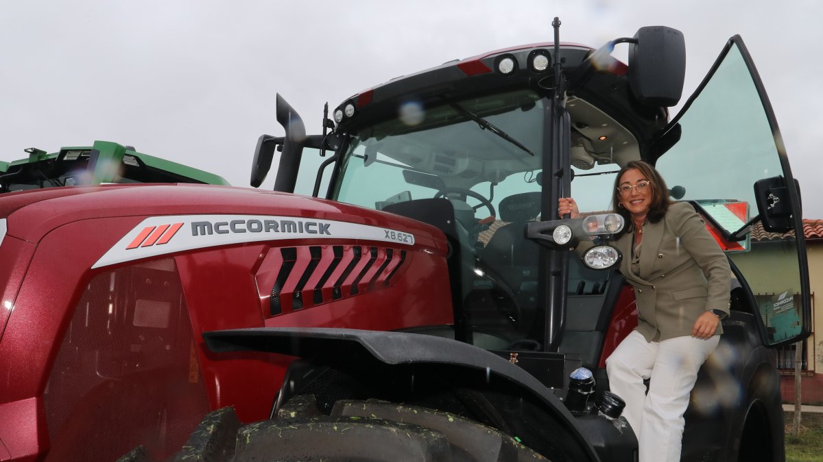 La consejera de Agricultura, Ganadería y Desarrollo Rural, María González Corral, firma un convenio para que los Centros de FP Agraria tengan equipos de última generación