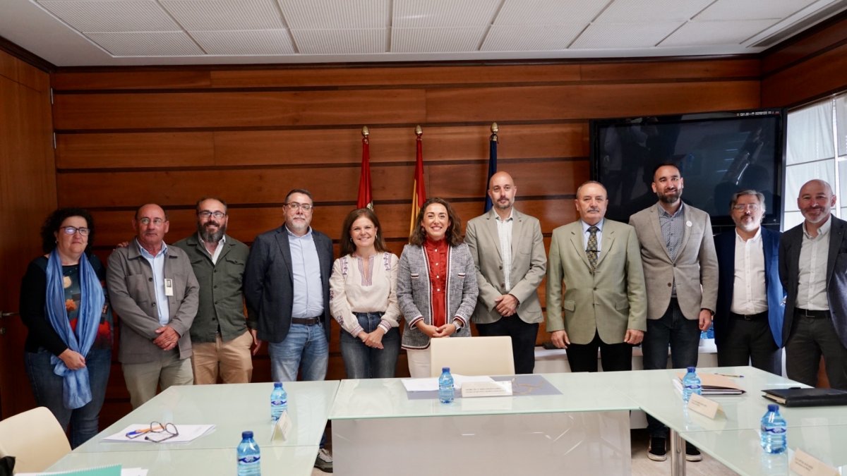 La consejera de Agricultura, Ganadería y Desarrollo Rural, María González Corral, se reúne con los representantes de las Redes de Grupos de Acción Local en Castilla y León.