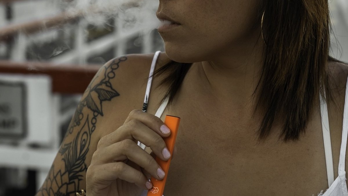 Una mujer utiliza un vaper.