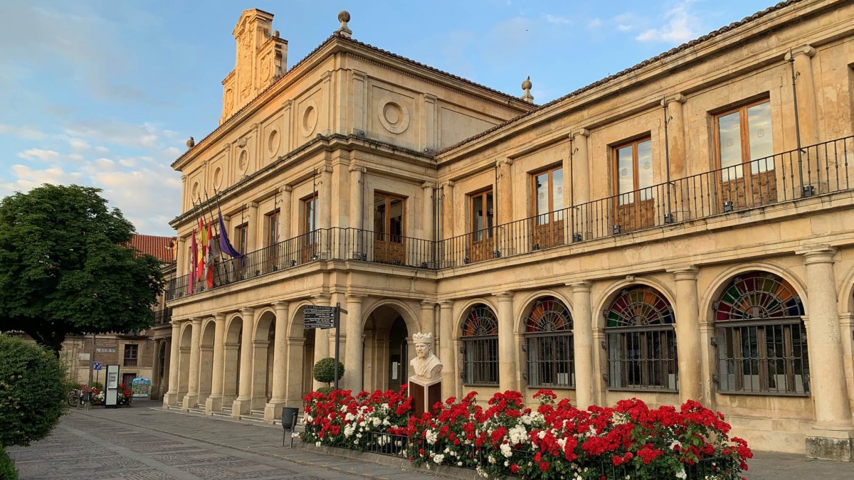 Fachada del Ayuntamiento de León, en una imagen de archivo.