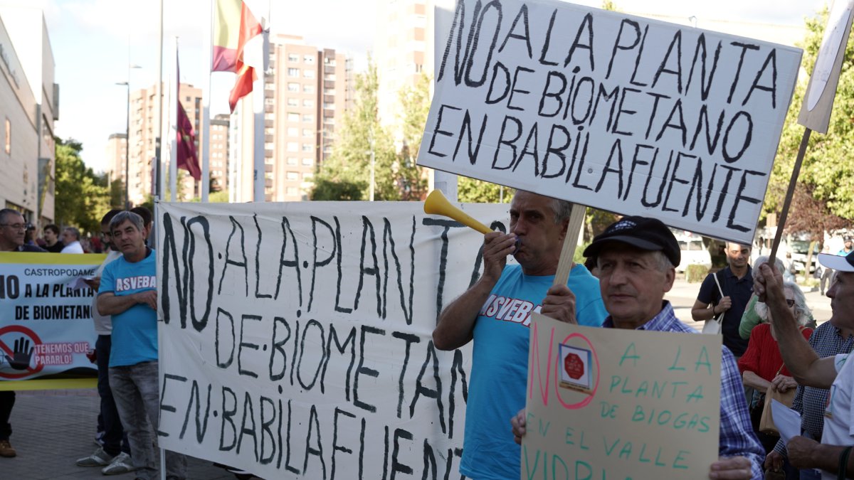 Vecinos de una decena de municipios de Castilla y León, constituidos en una plataforma, se concentran contra la instalación de macroplantas de biogás en sus localidades, en coincidencia con el IV Salón del Gas Renovable, englobado en la Feria de Bioenergía.