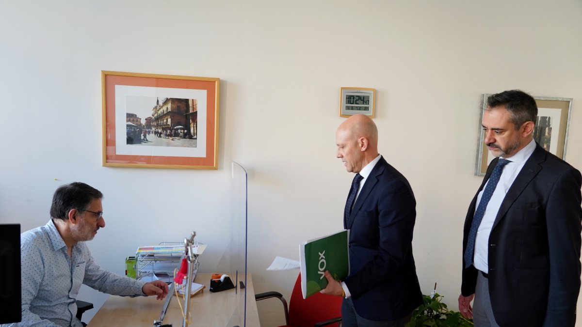 Carlos Menéndez y David Hierro, del Grupo Parlamentario Vox, en el Registro de las Cortes de Castilla y León en una imagen de archivo.