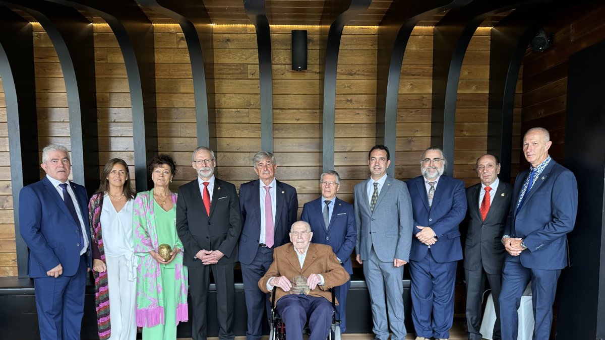 Junta directiva del Colegio de Veterinarios de León y homenajeados con motivo de la festividad de San Francisco de Asís.