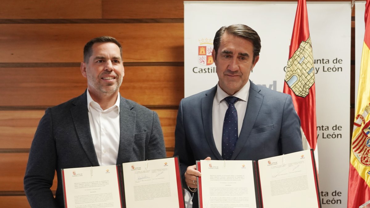 El consejero de Medio Ambiente, Vivienda y Ordenación del Territorio, Juan Carlos Suárez-Quiñones, y el director general de Transformación Industrial y Economía Circular de Repsol, Juan Abascal, tras la firma del convenio.