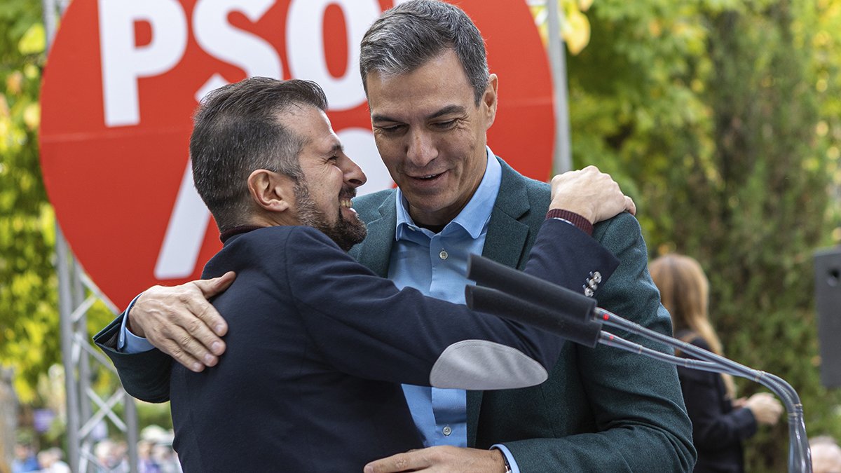 El secretario general del partido y presidente del Gobierno, Pedro Sánchez junto al secretario general del PSCyL, Luis Tudanca