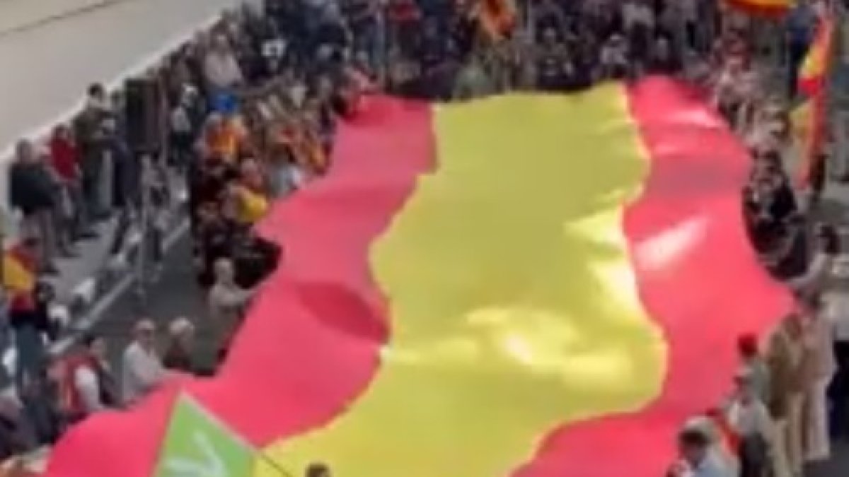 La bandera de Veganzones en la manifestación contra Sánchez en Madrid