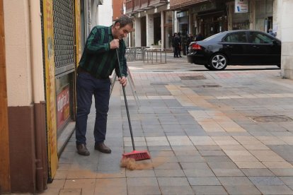 Calima sobre Palencia
La ciudad de Palencia ha amanecido cubierta de polvo procedente de África, en la imagen un comerciante de la calle Barrio y Mier barre la arena