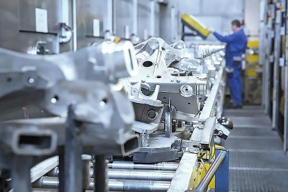 Un trabajador en las instalaciones de la planta de Benteler en Burgos. EL MUNDO