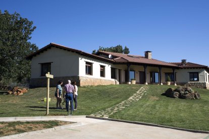 Imagen de archivo de turistas en una casa rural. -ICAL.