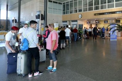 Pasajeros esperando para facturar en el aeropuerto de Villanubla. -ICAL
