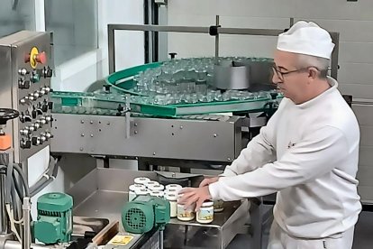 Un operario en la línea de elaboración de postres lácteos