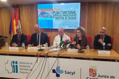 José Luis Sanz Merino, José Mazarías, Luis Gómez de Montes, Violeta Martínez Pindado, y Álvaro Muñoz Galindo, este lunes, durante la presentación del Plan Funcional de ampliación del Hospital de Segovia.