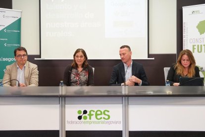 El presidente de Fundación Caja Rural, Ángel Luis LLorente (izda); la secretaria general de FES, Beatriz Escudero; el director general de Auren, Jesús Canet, y la representante del Banco Cooperativo Español, María Teresa Escobar (FES).