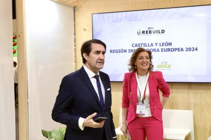 El consejero de Medio Ambiente, Vivienda y Ordenación del Territorio, Juan Carlos Suárez-Quiñones, y la directora General de Vivienda, Arquitectura y Urbanismo , María Pardo.