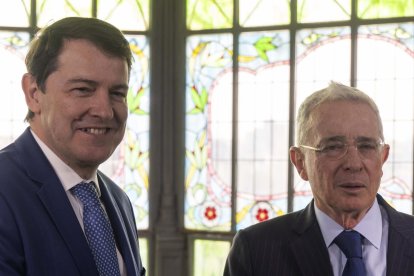 El presidente de la Junta de Castilla y León, Alfonso Fernández Mañueco, mantiene un encuentro con el expresidente de Colombia Álvaro Uribe Vélez en la Casa Lis de Salamanca