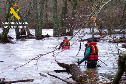 Efectivos de la Guardia Civil buscan a un hombre en el río Arlanza, en la localidad de Villahoz (Burgos).