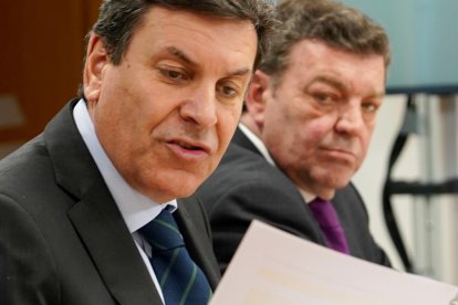 El portavoz de la Junta y consejero de Economía y Hacienda, Carlos Fernández Carriedo, y el de la Presidencia, Luis Miguel González Gago.