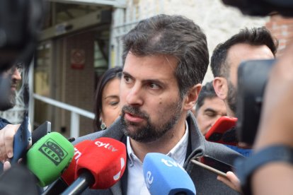 El secretario general del Partido Socialista de Castilla y León, Luis Tudanca, visita el Mercado de abastos de Zamora junto al primer teniente de alcalde, David Gago.