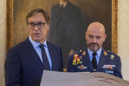 El alcalde de Salamanca, Carlos García Carbayo, entrega la distinción de Huéspedes Distinguidos a la 75ª promoción de la Academia General del Aire y la 32ª promoción de la Academia Básica del Aire. Previamente, los medios gráficos pueden realizar una fotografía de grupo en la Plaza Mayor.