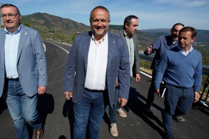 El presidente de la Diputación de León, Gerardo Álvarez Courel (C), junto al vicepresidente y diputado de Infraestructuras, Roberto Aller (2I), y el alcalde de Corullón (León), Luis Alberto Arias (3D), durante la visita y recepción de la mejora de la carretera LE-5220 en El Bierzo