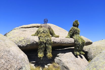 La humanidad mira al Sol eternamente, escultura donde la cubierta vegetal del piorno ejerce de traje sobre las estructuras