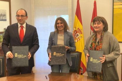 Firma del convenio entre la Junta y el Banco Santander
