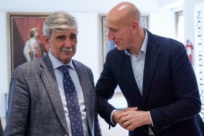 El alcalde de León, José Antonio Diez, presenta la exposición ‘APHASÍÃ, visiones del Antropoceno’. Junto a él, el rector de la ULE, Juan Francisco García Marín