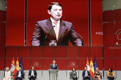 El presidente de la Junta, Alfonso Fernández Mañueco, durante su intervención en el acto de entrega de los Premios Castilla y León 2023