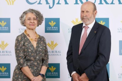 Isabel Martín, directora general de Caja de Salamanca y Ernesto Moronta, presidente del Consejo Rector de la entidad