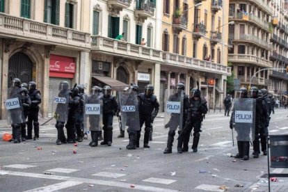 Imagen de archivo de agentes antidisturbios de la Policía Nacional en Cataluña