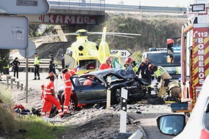 Estado del coche tras la colisión frontal con la furgoneta en Soria.