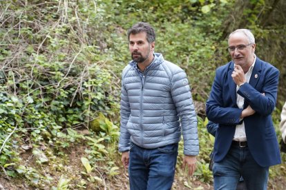 El secretario general del PSCyL, Luis Tudanca, y el presidente del Consejo Comarcal de Bierzo, Olegario Ramón, en Las Médulas.