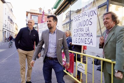 Escrache a Tudanca por la independencia de León.