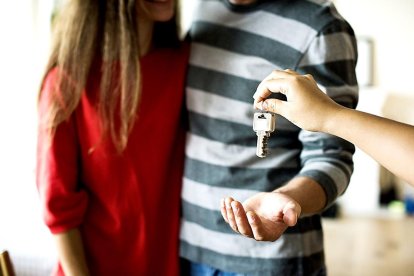 Una pareja joven recoge las llaves de su vivienda en una imagen de archivo