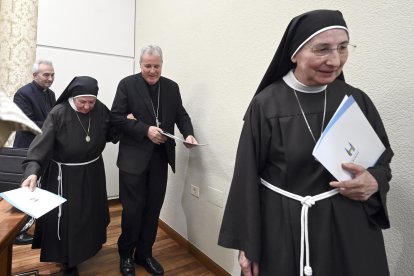 El arzobispo de Burgos, Mario Iceta, en el centro, en su comparecencia ante la prensa