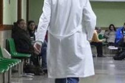 Médico andando por un hospital