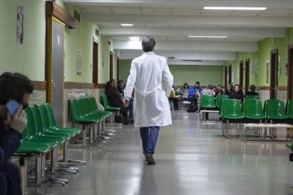 Médico andando por un hospital